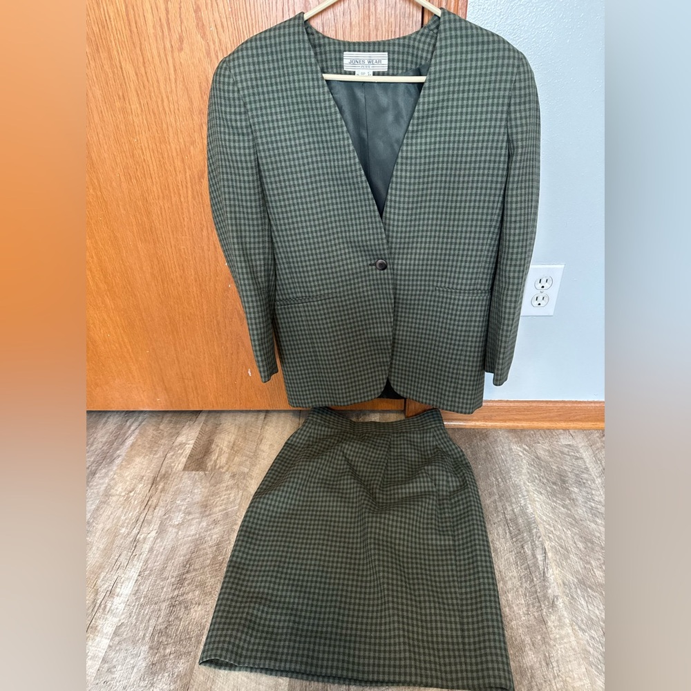 Jones Wear green suit midi skirt, 8P coat 10P skirt, lined very gently used!